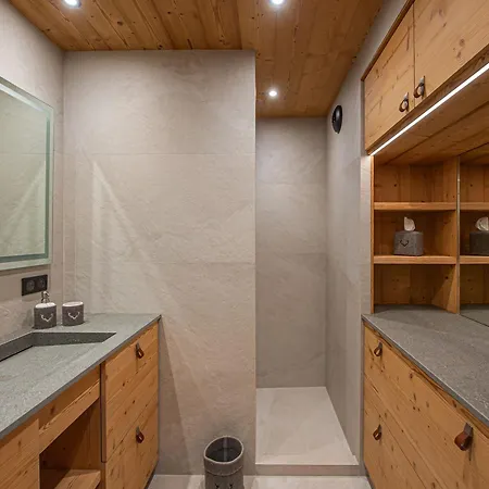 Chic Alpin De 100m² Avec Balcon Et Garage, Proche Centre - Fr-1-569-100 *